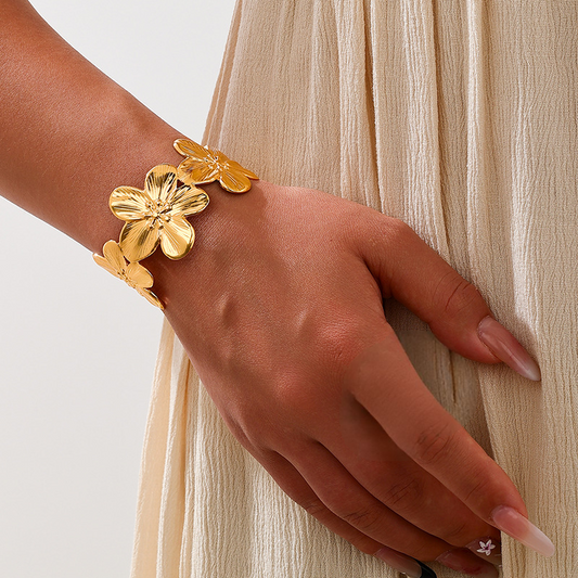 ✨ Manchette Dorée Fleurs Sculptées – Bracelet Floral Large Haute Brillance Maison Al Jawahir