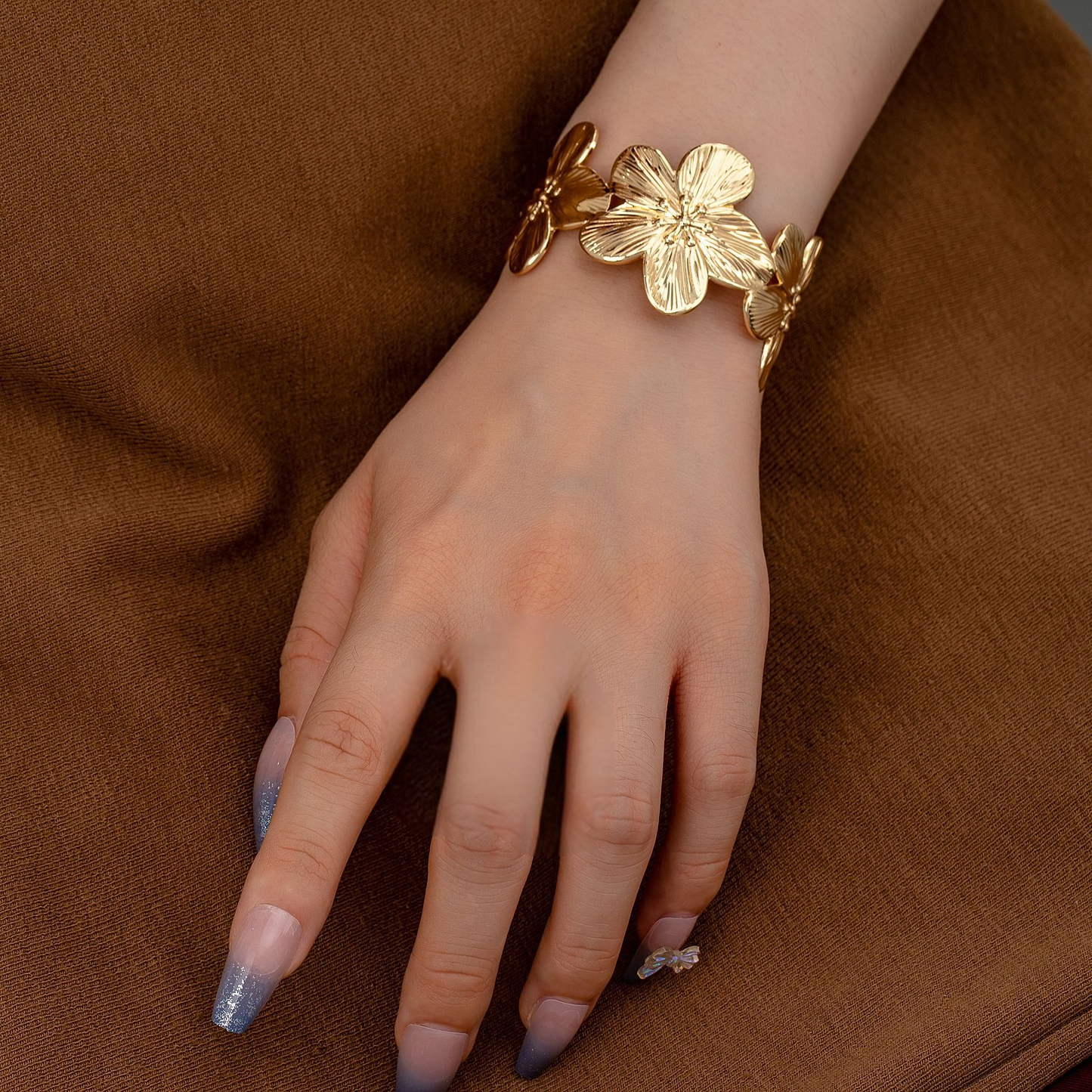 ✨ Manchette Dorée Fleurs Sculptées – Bracelet Floral Large Haute Brillance Maison Al Jawahir