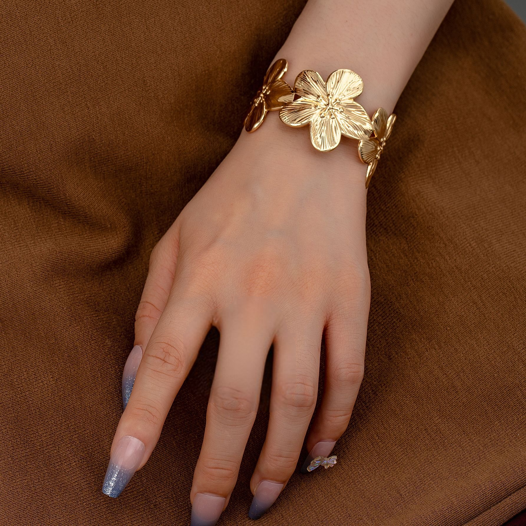 ✨ Manchette Dorée Fleurs Sculptées – Bracelet Floral Large Haute Brillance Maison Al Jawahir