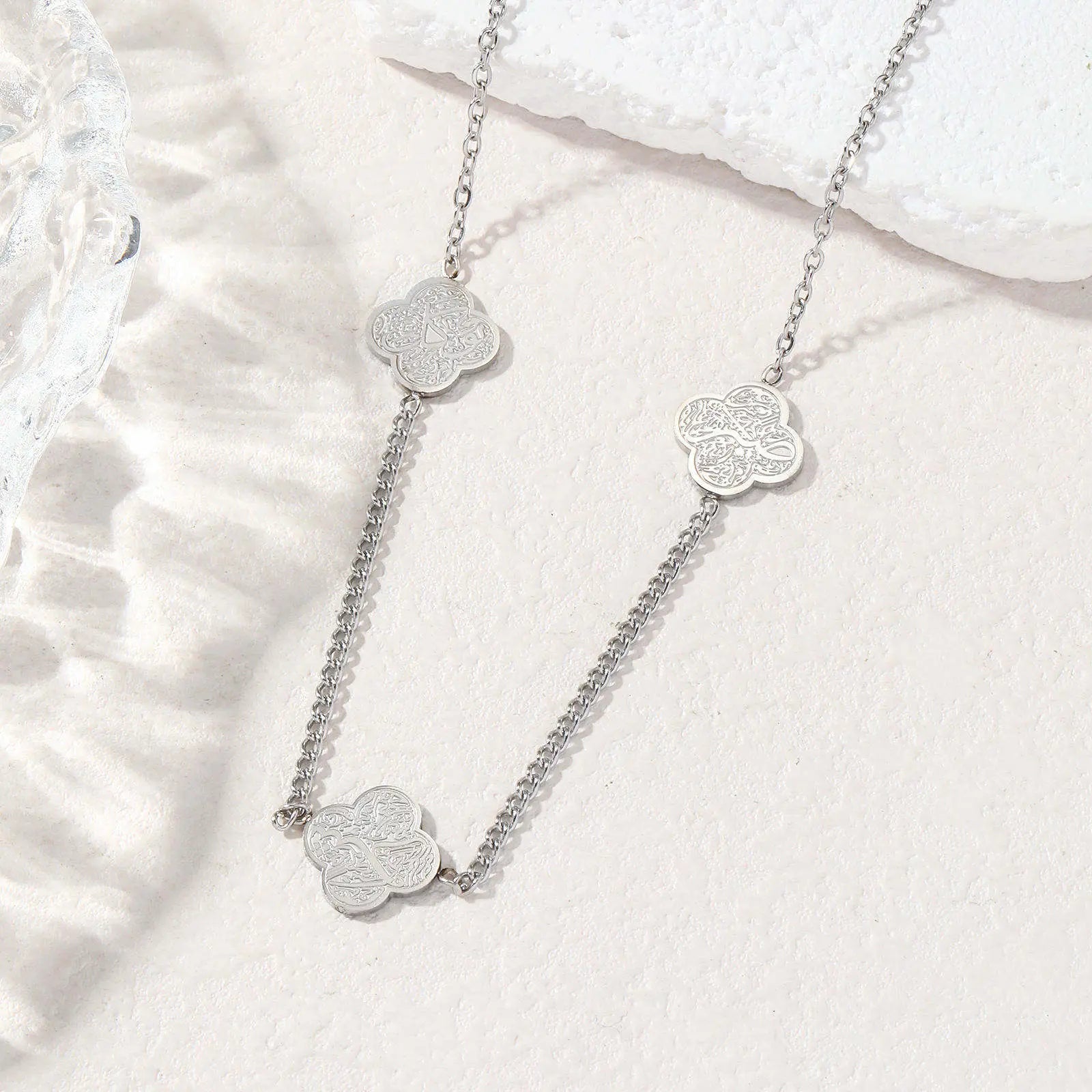 ✨ Collier Islamique Trio Trèfles – Gratitude • Patience • Confiance Maison Al Jawahir