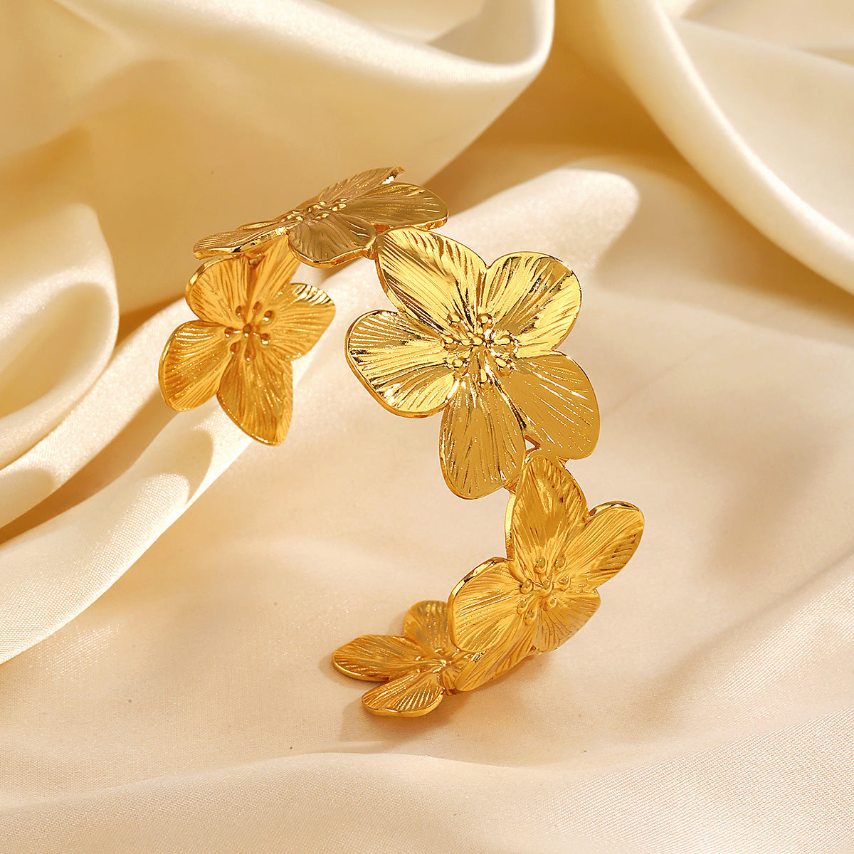 ✨ Manchette Dorée Fleurs Sculptées – Bracelet Floral Large Haute Brillance Maison Al Jawahir