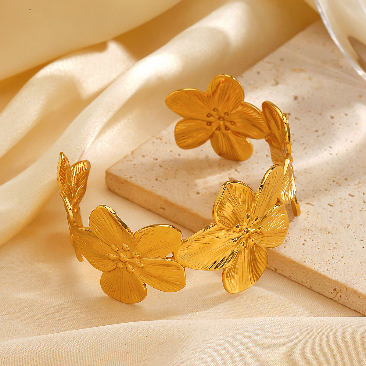 ✨ Manchette Dorée Fleurs Sculptées – Bracelet Floral Large Haute Brillance Maison Al Jawahir