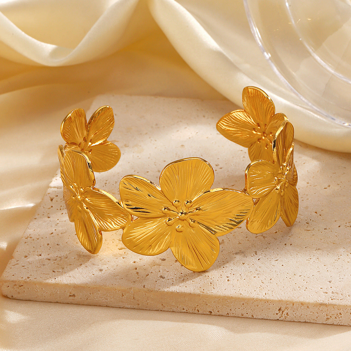 ✨ Manchette Dorée Fleurs Sculptées – Bracelet Floral Large Haute Brillance Maison Al Jawahir