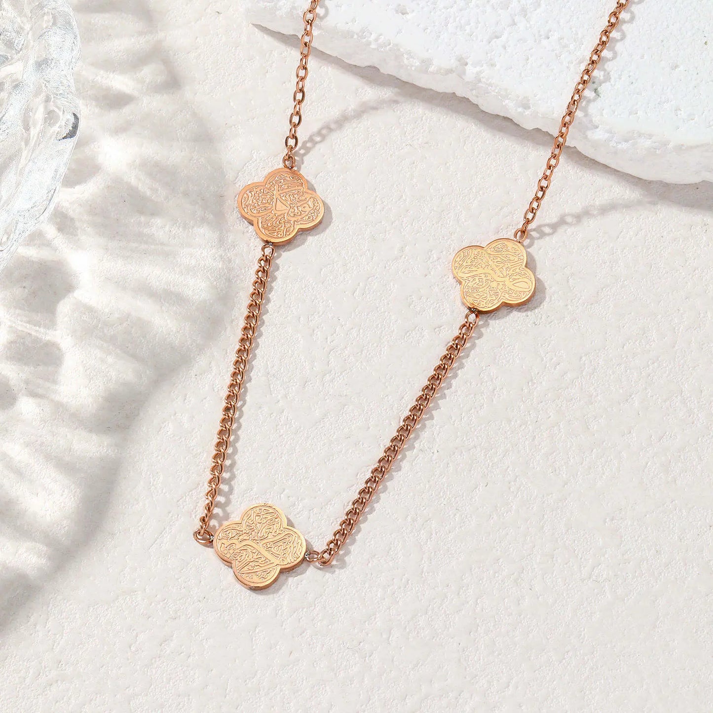 ✨ Collier Islamique Trio Trèfles – Gratitude • Patience • Confiance Maison Al Jawahir